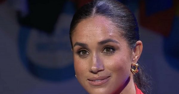 Meghan Markle w jasnoczerwonym komplecie podczas przemowy w Manchesterze. To dla niej nietypowa stylizacja...