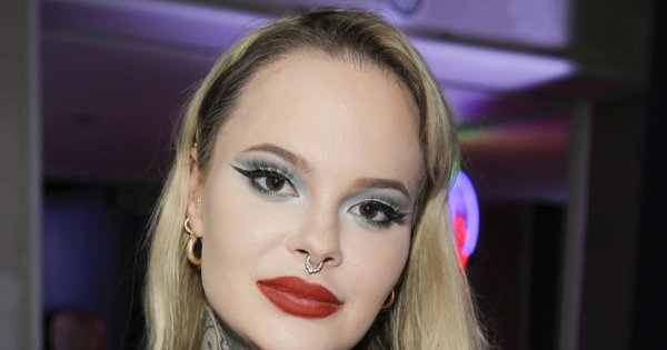 Monika Miller w gorsecie i kozakach za kolano odważnie prezentuje tatuaże! Udana stylizacja?