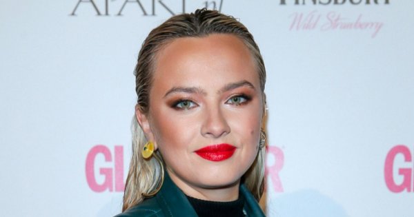 Natalia Nykiel w niebieskiej mocno wyciętej sukience. Zainspirowała się Joanną Krupą?