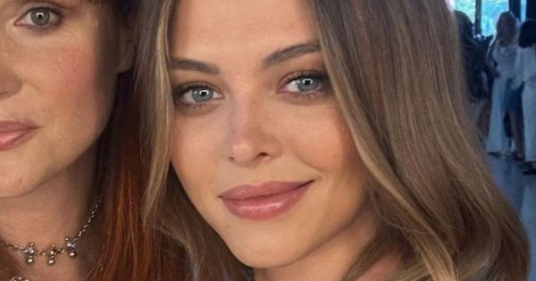 Joanna Opozda eksponuje ciało w czarnej, obcisłej sukience. Ta kreacja podkreśla jej wszystkie atuty!