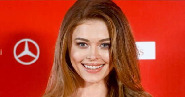 Joanna Opozda wyglądała mega seksownie w obcisłej białej sukience na Festiwalu Polskich Filmów Fabularnych. Ktoś pisze: "Kwitnie pani"