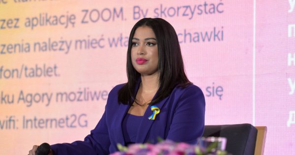 Patricia Kazadi w pogrubiającej stylizacji. Niezbyt udana kreacja?