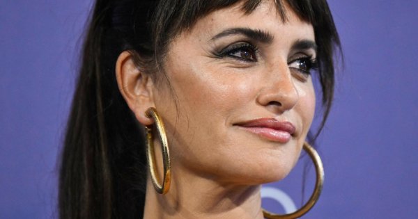 Penelope Cruz znowu zachwyciła! Pastelowa kreacja z maxi rozcięciem i trendy zdobieniem to najlepsza stylizacja na evencie?