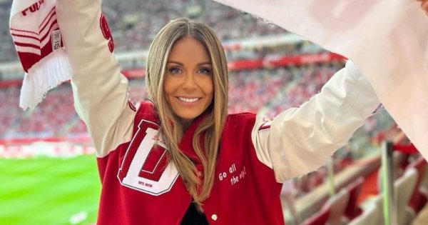 Małgorzata Rozenek wyleguje się w łóżku z synkiem i pieskami. Jest kawusia i dobra książka. A gdzie Radziu?