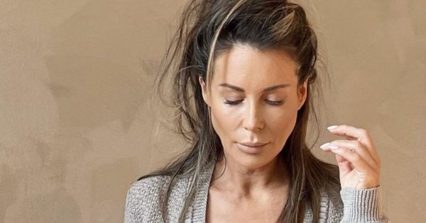 Małgorzata Rozenek-Majdan wdzięczy się przed lustrem w skąpej piżamie. Ktoś pisze: "Skóra na udach wisi jak u indyka"