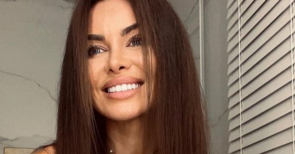 Natalia Siwiec eksponuje całe ciało w skąpym bikini w zeberkę. To podkreśla jej biust?
