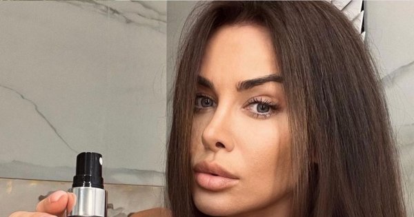 Natalia Siwiec pozuje w mini sukience. Mało brakuje, żeby wypadł jej biust! Widać prawie wszystko!