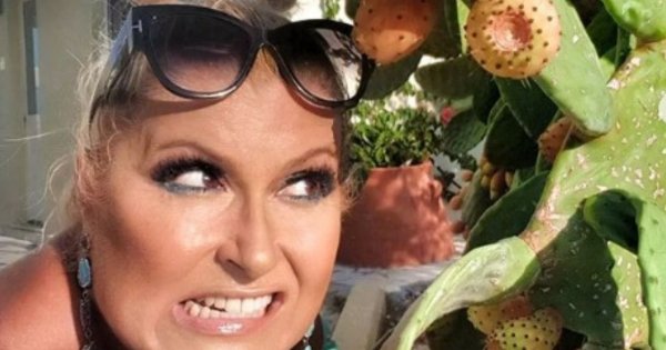 Katarzyna Skrzynecka pluska się w basenie w skąpym bikini. Eksponuje całe ciało! Ktoś pisze: "Fajne cycki"