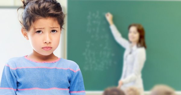 "Córka boi się chodzić do szkoły, bo koleżanki się nad nią znęcają. Co robić?"