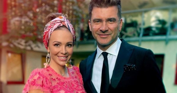 Anna Wendzikowska zarzuciła nogę na krzesło, a sukienka podjechała jej niebezpieczne do góry... Ktoś pisze: "Nogi jak marzenie"
