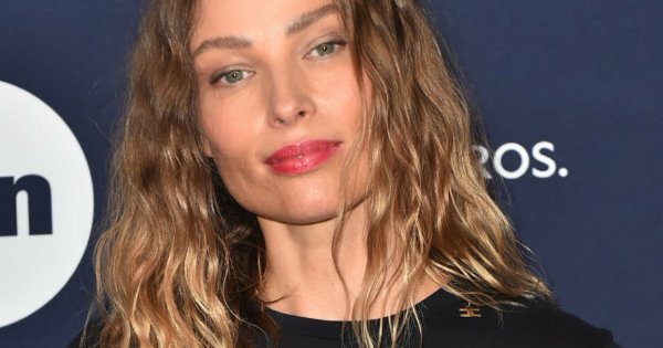Weronika Książkiewicz pojawiła się na ściance w oryginalnej kreacji! Jej top z piórami to hit?!