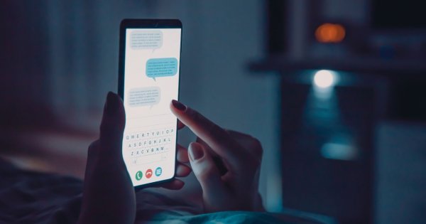 "Jestem wiecznie zazdrosna o mojego partnera. Codziennie przeglądam jego telefon"