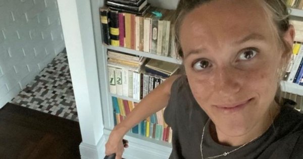 Ola Żebrowska karmi dziecko z wielkim cycem nie wierzchu. Ktoś pisze: "Dziecko dusisz cycem"