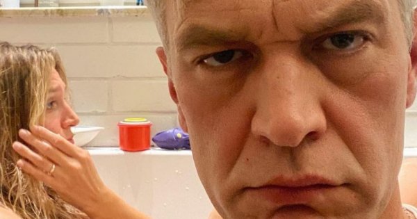 Michał Żebrowski na rozkosznym zdjęciu z córeczką. Wyleguje się z nią na łóżku, ale to słodkie!