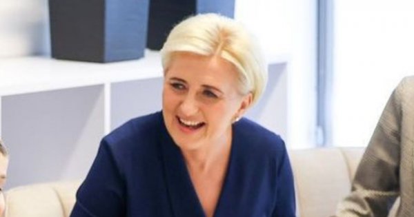 Agata Duda zadaje szyku we Włoszech! Olśniewa w łososiowej i niebieskiej sukience! Która lepsza?