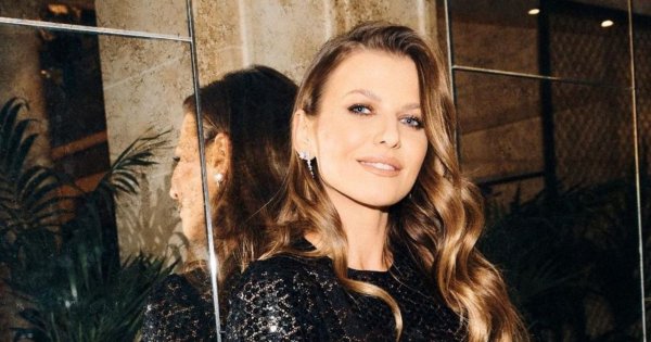 Anna Lewandowska w nietypowej sukience i "ciężkich" kozakach w Paryżu. Udana stylizacja?