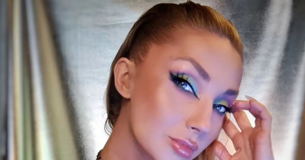 Olśniewająca Cleo w złotej sukience i czarnej narzutce. Jednak TAKICH butów nikt się nie spodziewał...