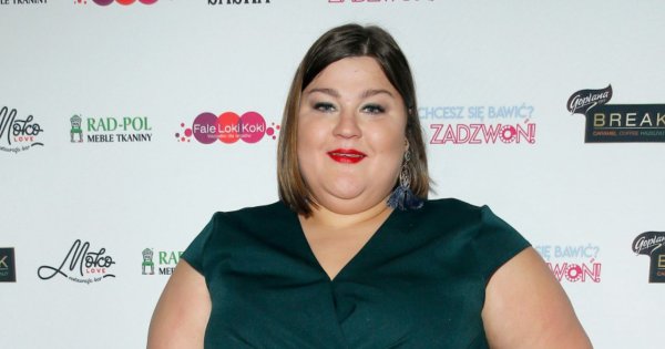 Dominika Gwit w granatowej sukience z motywem ombre i dekoltem na premierze. Pięknieje w oczach!