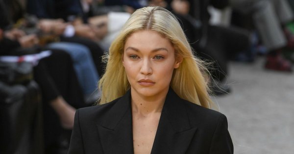 Gigi Hadid zaszalała z kolorem! Kobaltowym garniturem w stylu glamour uczciła swojego przyjaciela