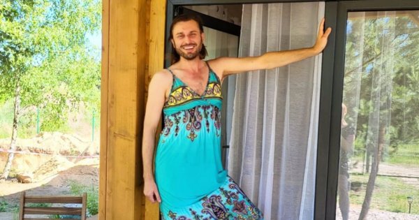 "Królowe Życia": Rafał Grabias pręży klatę w oryginalnej stylizacji męskiej. Gwiazdor postanowił o sobie przypomnieć