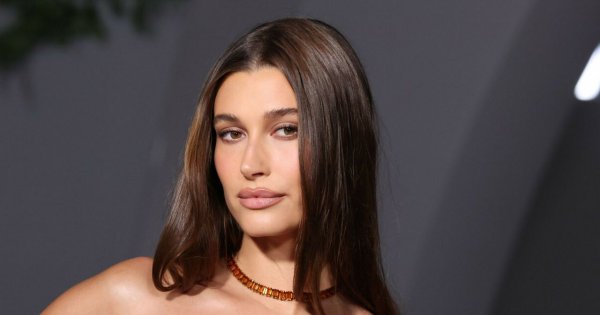 Hailey Bieber w brązowej sukni wieczorowej od Saint Laurent odsłoniła zgrabny brzuch. Sztos! To najlepsza stylizacja imprezy?