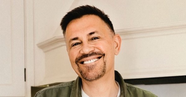 Krzysztof Ibisz spaceruje z dzieckiem. Ktoś pisze: "Coś pan Krzysztof spięty na tym spacerze". Rzeczywiście?