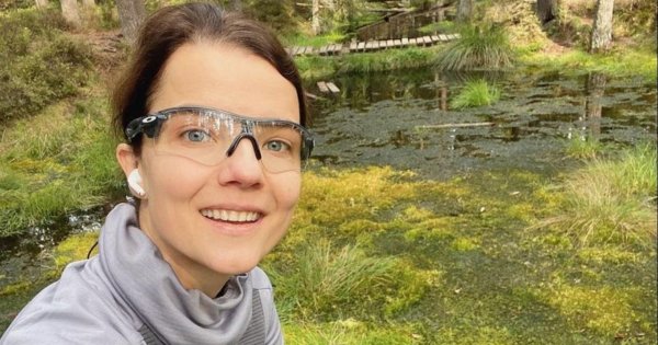Joanna Jabłczyńska w modnej stylizacji. Biała koszula i jeansy nigdy nie wychodzą z mody!