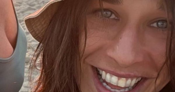 Joanna Jędrzejczyk eksponuje atuty swojego ciała w obcisłej sukience. A to wszystko w... supermarkecie!
