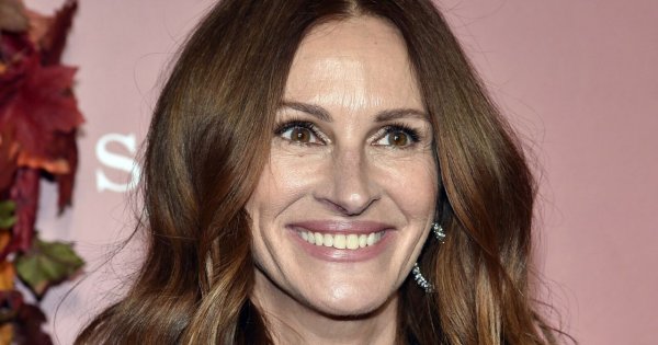 Julia Roberts w zachowawczej stylizacji zapiętej pod samą szyję! Udany look?