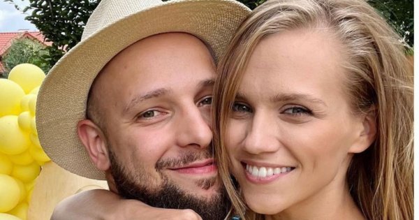 Agnieszka Kaczorowska z odważnym dekoltem zachwyca stylizacją. #Totalblacklook w jej wykonaniu to mistrzostwo!