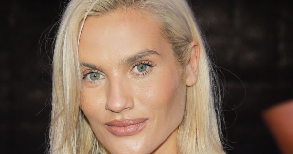 Karolina Gilon odwiedziła "Taniec z Gwiazdami"! Ten damski garnitur to hit, ale obuwie? UPS, wpadka?