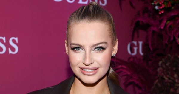 "Taniec z Gwiazdami": Karolina Pisarek w niebieskiej i czerwonej sukience. Druga stylizacja rozgrzała do czerwoności. WOW!