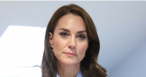 Księżna Kate w koszuli i płaszczu w kolorze baby blue! Ten płaszcz to hit na jesień 2022!