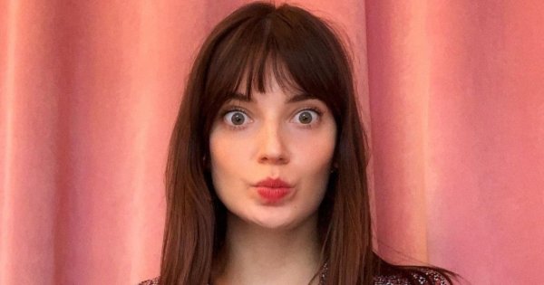 Natalia Kopiszka z niebezpiecznie rozpiętym guzikiem na dekolcie. Miało wyjść ponętnie, a wyszło dość niesmacznie?
