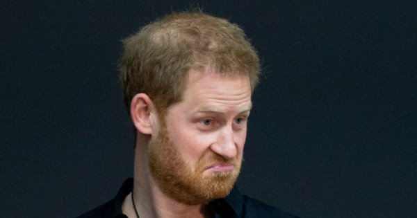 10 osobliwych zdjęć księcia Harry'ego. Co on na nich wyrabia?