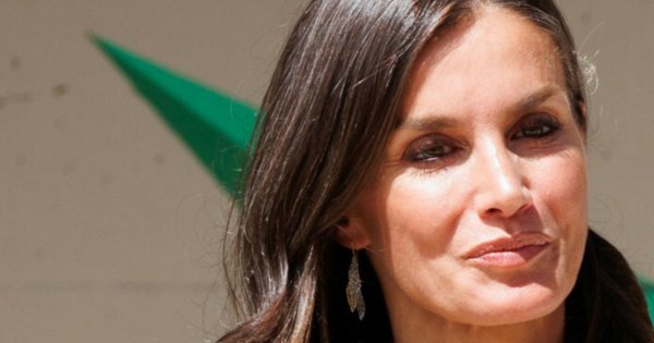 Królowa Letizia w oversizowym komplecie! Jej buty to mega hit! Monarchini coraz chętniej bawi się modą?