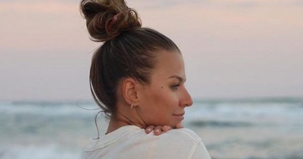 Anna Lewandowska w skórzanej kurtce za ponad 21 tys. zł siedzi rozkraczona na krześle jak prawdziwy motocyklista!