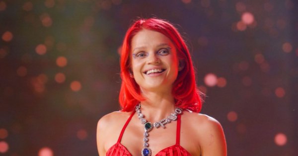 Margaret w "kosmicznej" sukience, czerwonych włosach i wysokich butach. Udana stylizacja?