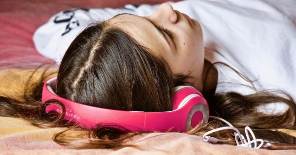 "Moja 16-letnia córka sypia z moim kolegą z pracy. Mąż wpadł w furię, boję się, że zrobi jakąś głupotę"