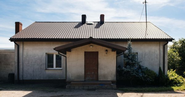 "Nasz nowy dom" - w tym domu nie było kuchni i porządnej łazienki. Metamorfoza budynku to sztos!
