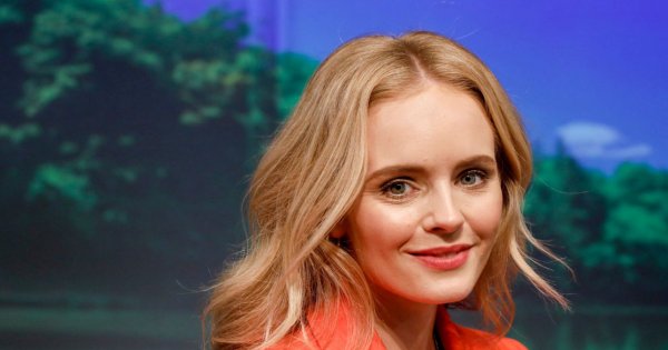 Olga Kalicka w pomarańczowym kobiecym garniturze i... białych trampkach. Garnitur dobrze nam znany...