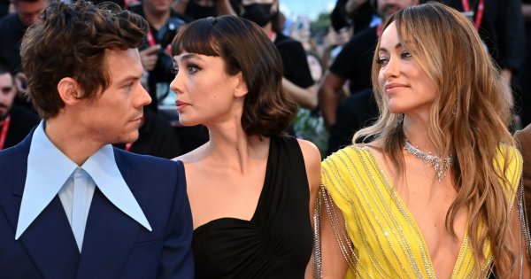 Starsza o 10 lat dziewczyna Harry'ego Stylesa odsłania ciało i to jak! Kwitnie przy ukochanym!