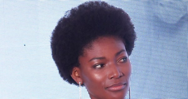 Osi Ugonoh w białej wyciętej sukience w kampanii "Pantene". To najlepsza stylizacja eventu!