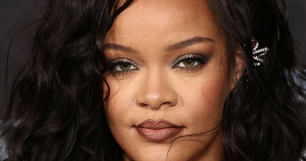 Rihanna zadziwia w świecącej sukience z dużą ozdobą. Jeden element stylizacji jest teraz MEGA modny! Sprawdź!