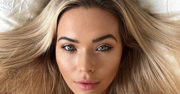 Sandra Kubicka błyszczy w niebieskim komplecie na pokazie mody. "Wymiotłaś na tym evencie, twoja uroda powala" - ktoś pisze