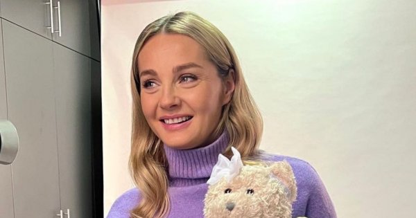 Małgorzata Socha zadaje szyku w obcisłej kreacji z rozcięciem na nodze. Biust zakrywa jej futerko! Dobrze wygląda?