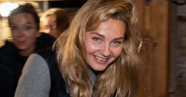 Małgorzata Socha pręży się pod Pałacem Kultury. Ma na sobie mega modną kurtkę!