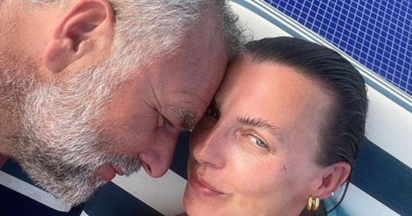 Katarzyna Sokołowska całuje po stopach swojego synka. "Co jest słodszego i ważniejszego dla malucha niż dotyk, głaskanie i przytulanie"?