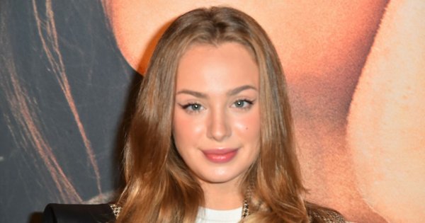 Wiktoria Gąsiewska w szarej marynarce oversize i czarnej mini na premierze filmu. Stylizacja uczennicy?