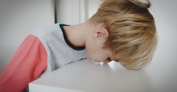 Co czują dzieci, kiedy jest im źle? Psycholog dzieli się notatkami. Te słowa łamią serce!